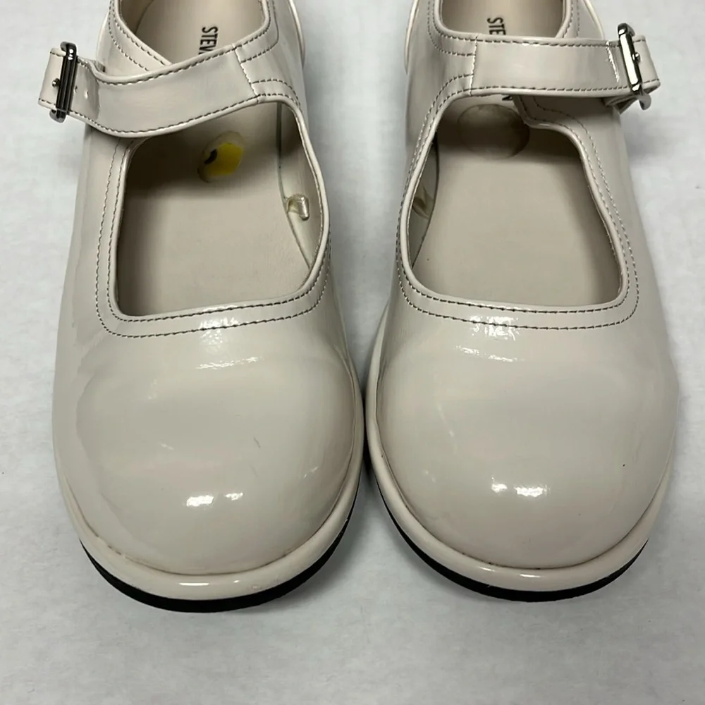 Steve Madden Jkenny off white patent leather Mary Jane dress shoe flats sz 5